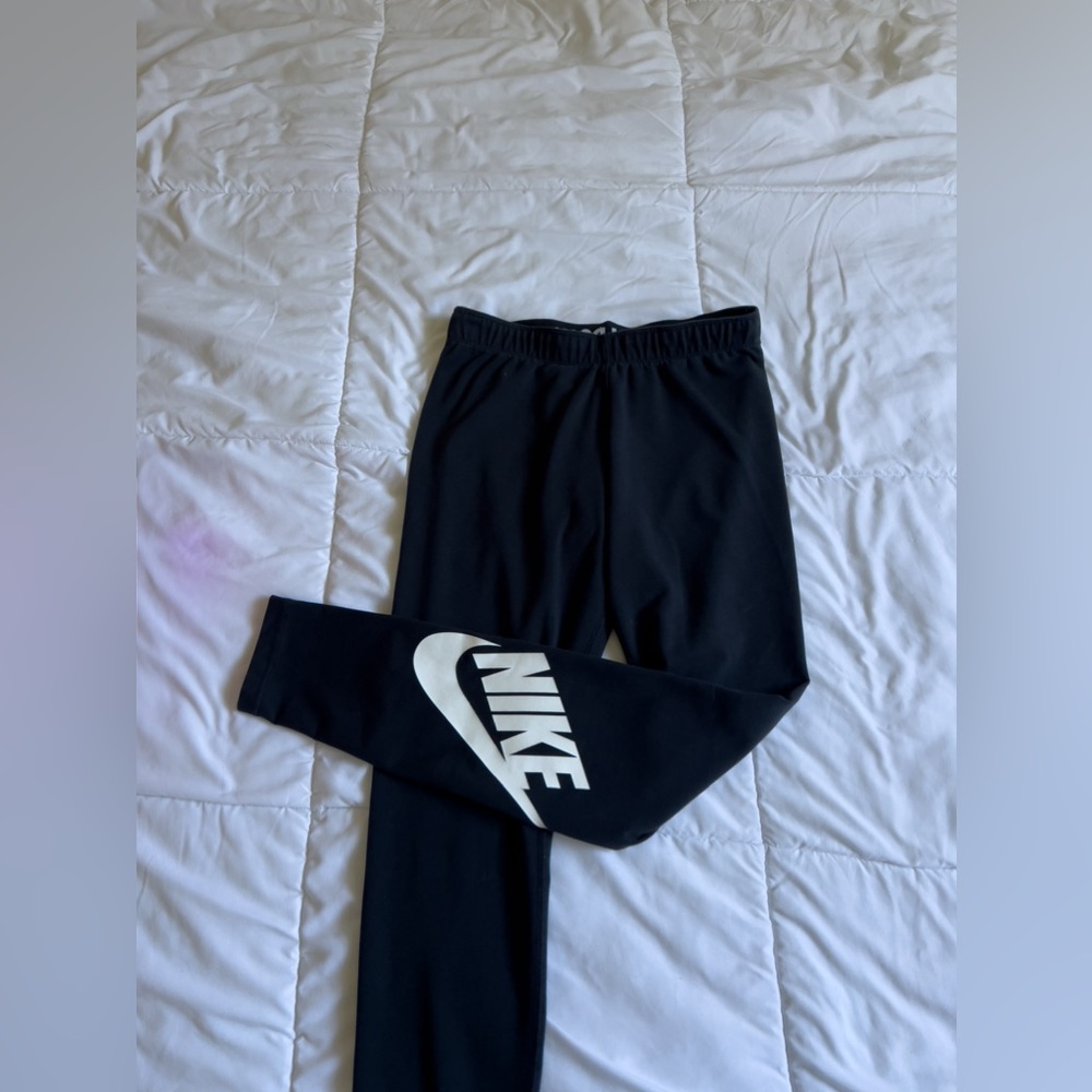 Black Nike leggings